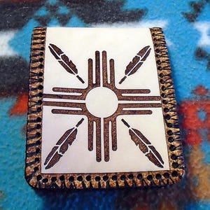 Native American Beige farbige Rindsleder Falten Brieftasche W / Gebrannte 4 Richtungen & Federn