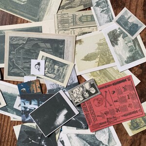 K&ouml;nnte beinhalten: Eine Sammlung von Vintage-Ephemera, darunter Postkarten und Illustrationen, die auf einer Holzoberfl&auml;che verstreut sind. Die Bilder zeigen architektonische Zeichnungen, gotische Szenen und andere antike Grafiken in Grau-, Sepia- und Rott&ouml;nen. Einige Karten haben Text.