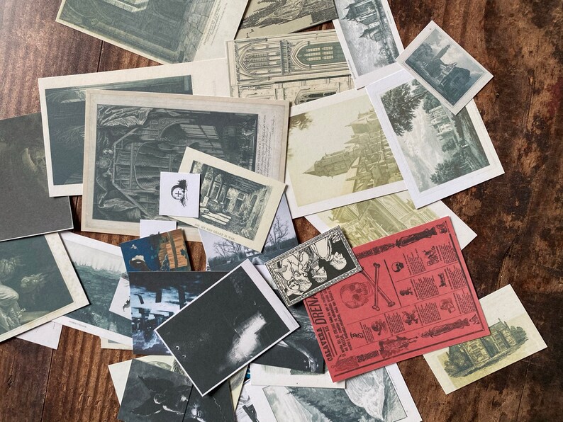 K&ouml;nnte beinhalten: Eine Sammlung von Vintage-Ephemera, darunter Postkarten und Illustrationen, die auf einer Holzoberfl&auml;che verstreut sind. Die Bilder zeigen architektonische Zeichnungen, gotische Szenen und andere antike Grafiken in Grau-, Sepia- und Rott&ouml;nen. Einige Karten haben Text.