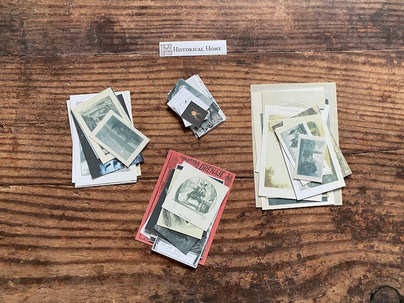 K&ouml;nnte beinhalten: Eine Sammlung von Vintage-Ephemera, darunter kleine Fotografien und bedruckte Karten, angeordnet auf einer Holzoberfl&auml;che. Der Text "HISTORICAL HOME" ist sichtbar. Die Bilder weisen Schwarz-Wei&szlig;- und Sepia-T&ouml;ne auf.