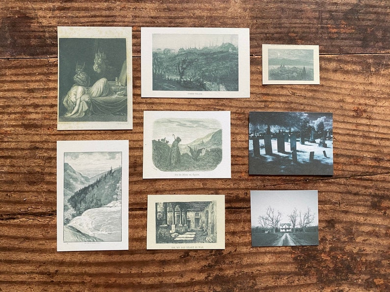 K&ouml;nnte beinhalten: Eine Sammlung von Vintage-Kunstdrucken mit Schwarz-Wei&szlig;-Illustrationen. Die Drucke zeigen verschiedene Szenen, darunter Landschaften, Figuren und architektonische Elemente. Die Drucke sind auf einer Holzoberfl&auml;che angeordnet.