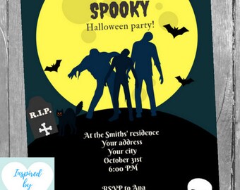 Può includere: Invito per una festa di Halloween con una grande luna gialla, sagome di persone, pipistrelli e una lapide. L'invito dice "Spooky Halloween party!" e include i dettagli dell'evento.