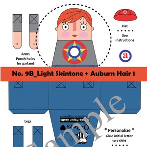 Puede incluir: Una plantilla de muñeca de papel imprimible para una niña con cabello castaño rojizo, una camisa roja con una estrella, un mono azul y zapatos rojos. La plantilla incluye instrucciones para personalizar la muñeca con una letra y un sombrero.