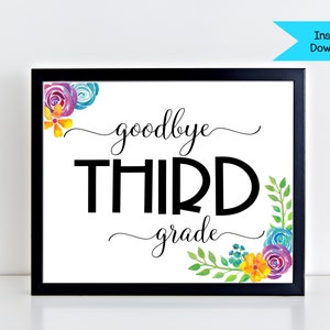 Könnte beinhalten: Gerahmter Druck mit den Worten "goodbye THIRD grade" in schwarzer Schrift und Blockbuchstaben. Der Druck ist mit Aquarell-Blumenakzenten in Lila, Blau, Gelb und Grün verziert. Ein türkisfarbenes Banner oben rechts zeigt "Instant Download".
