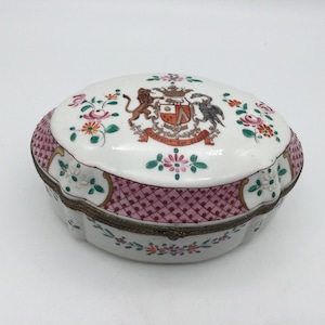 Samson Porcelaine De Paris Chine de Commande  / Coat of Arms Hinged Casket Box / Early 20th Century  / Abstulit Qui Dedit