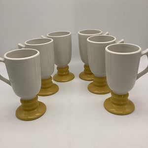 Hall China 1273 Set di 6 tazze da caffè irlandese con piedistallo / Anni &#39;70 / Giallo e bianco