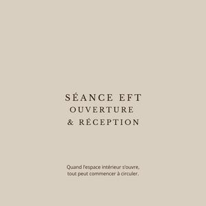 Op de afbeelding: Een beige poster met zwarte tekst. De tekst luidt "SÉANCE EFT OUVERTURE & RÉCEPTION" en "Quand l'espace intérieur s'ouvre, tout peut commencer à circuler." De onderkant van de poster zegt "Blooming Together."