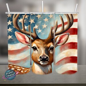 Op de afbeelding: Roestvrijstalen beker met een hertenmotief tegen de achtergrond van de Amerikaanse vlag. Het ontwerp maakt gebruik van rode, witte en blauwe kleuren in aquarel. Inclusief een transparant rietje. Patriotisch thema.