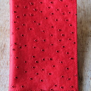 Beschermhoes voor paspoort in imitatie lederen effect struisvogelhuid fuchsia, volledig gevoerd – Handgemaakte creatie
