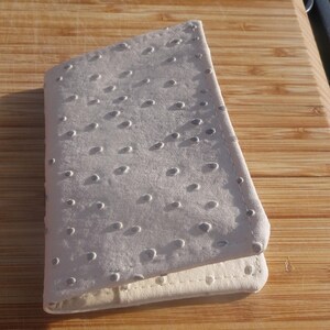 Porte cartes en simili cuir "peau d'autruche" beige, entièrement doublé – Création artisanale