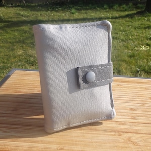 Cartera y tarjetero de piel sintética color gris plata, totalmente forrado – Creación artesanal