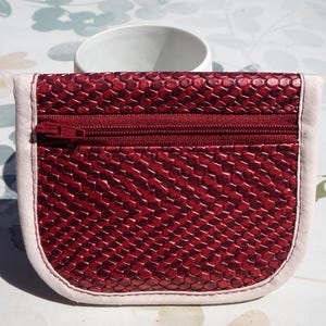 Porte-monnaie / porte carte en simili cuir effet serpent bordeaux rose, entièrement doublé  – Création artisanale