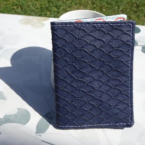 Porte cartes_ CB en simili cuir motif écaille bleu marine, entièrement doublé – Création artisanale