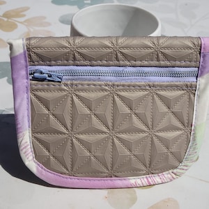 Porte-monnaie / porte carte en simili cuir effet matelassé beige, entièrement doublé  – Création artisanale