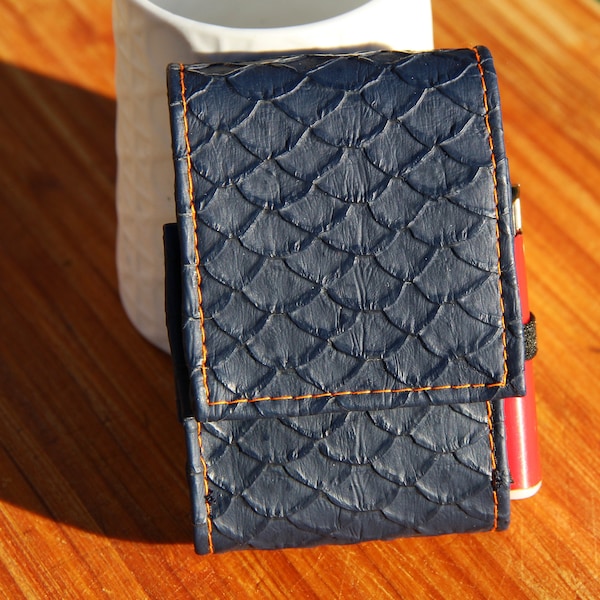 Etui pour paquet de cigarettes en simili cuir bleu motif "Ecailles", entièrement doublé -  Création artisanale