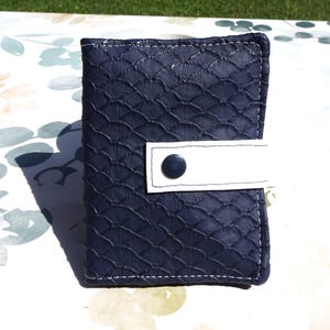 Porte-monnaie et porte carte en simili cuir motif écailles bleu marine, entièrement doublé  – Création artisanale