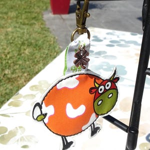 Porte clefs ou bijoux de sac motif &quot;Vache orange&quot;  – Création artisanale