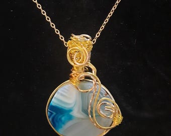 Collar con colgante de alambre de ágata azul