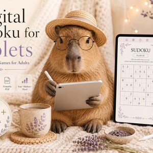 Könnte beinhalten: Ein digitales Sudoku-Spiel für Tablets wird auf einem Tablet-Bildschirm angezeigt. Das Bild zeigt ein Capybara mit Brille und Hut, das einen Stift und ein Tablet hält. Eine Tasse, ein Untersetzer und Lavendel sind ebenfalls zu sehen.