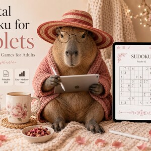 Könnte beinhalten: Ein Capybara mit Hut, Brille und rosa Strickjacke, das ein Tablet mit einem Sudoku-Puzzle hält. Das Bild enthält eine Tasse, eine Schüssel mit Snacks und den Text "Digital Sudoku for Tablets".