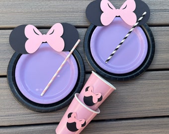Decoración de cumpleaños de Minnie Mouse en color lavanda negro, juego de mesa, platos, pajitas y vasos.
