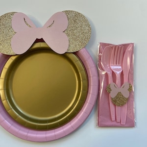 Puede incluir: Platos de fiesta rosa y dorado con un dise&ntilde;o de lazo de Minnie Mouse. Los platos se empaquetan con tenedores, cucharas y cuchillos de pl&aacute;stico rosa.