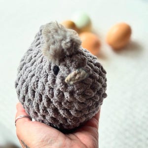 Crochet Silkie Chicken Plush: Soft Gray Farmhouse Decor