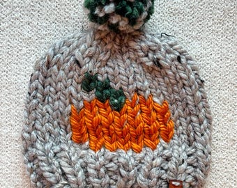 Gorro de calabaza para bebé tejido a mano: tweed gris, detalle bordado