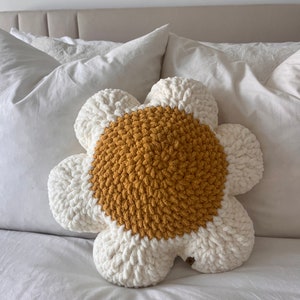 Chunky Daisy Decorative Pillow, Flower Power Pillow, Crochet Daisy Couch Pillow, Dorm Room Decoration, Retro flower pillow, White Flower