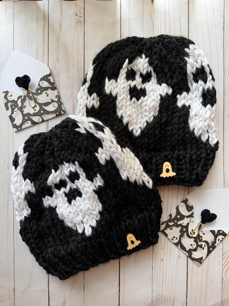 Handgebreide spookmuts: zwart-witte Halloweenmuts met pompon afbeelding 15