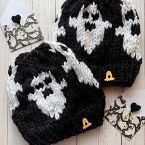 Handgebreide spookmuts: zwart-witte Halloweenmuts met pompon afbeelding 13