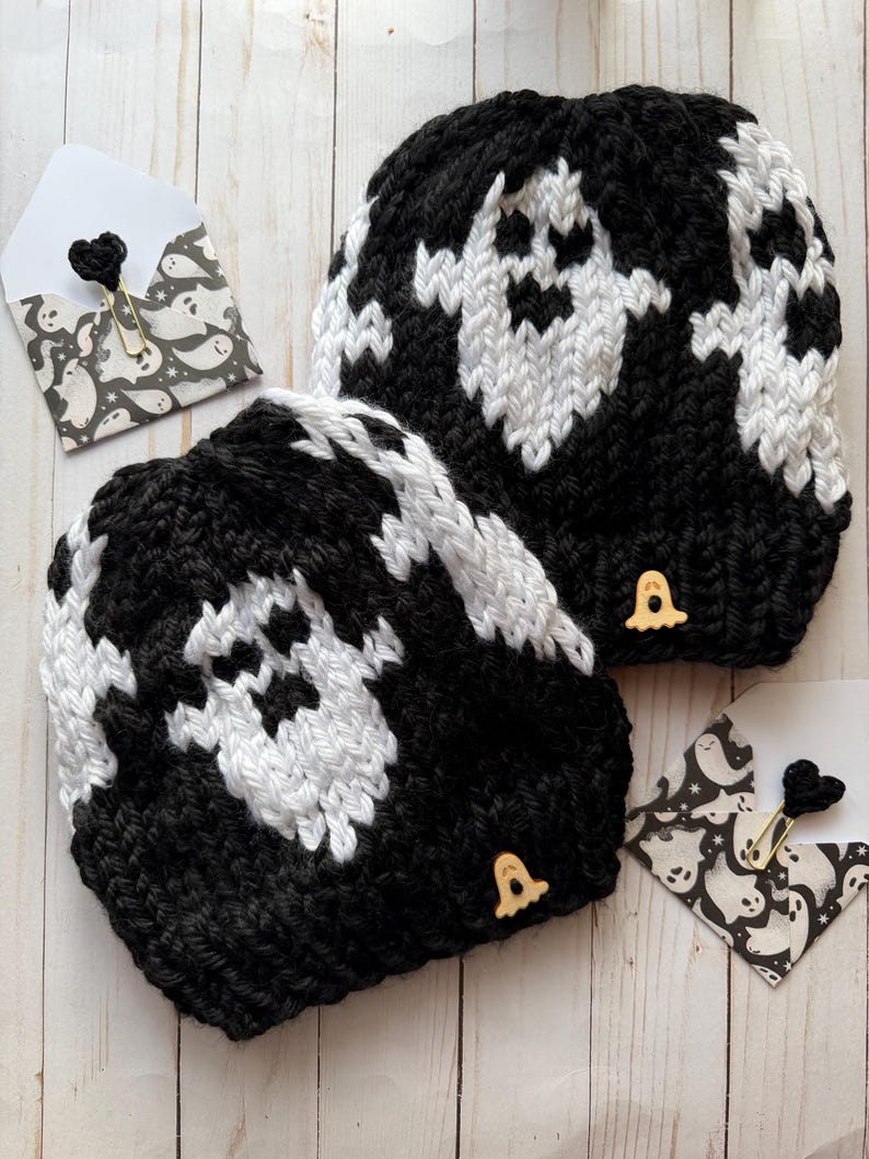Handgebreide spookmuts: zwart-witte Halloweenmuts met pompon afbeelding 13