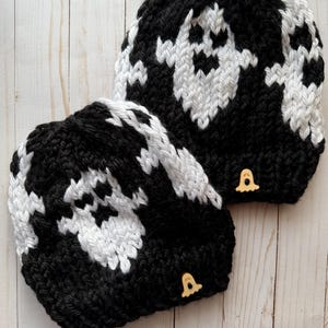 Handgebreide spookmuts: zwart-witte Halloweenmuts met pompon afbeelding 12