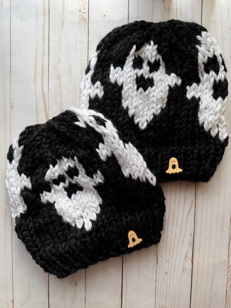 Handgebreide spookmuts: zwart-witte Halloweenmuts met pompon afbeelding 12