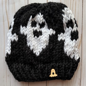 Handgebreide spookmuts: zwart-witte Halloweenmuts met pompon afbeelding 11