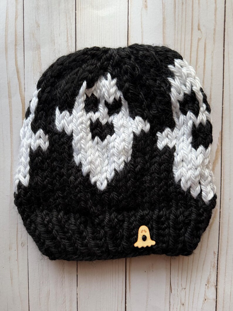 Handgebreide spookmuts: zwart-witte Halloweenmuts met pompon afbeelding 11
