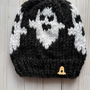 Handgebreide spookmuts: zwart-witte Halloweenmuts met pompon adult NO POM