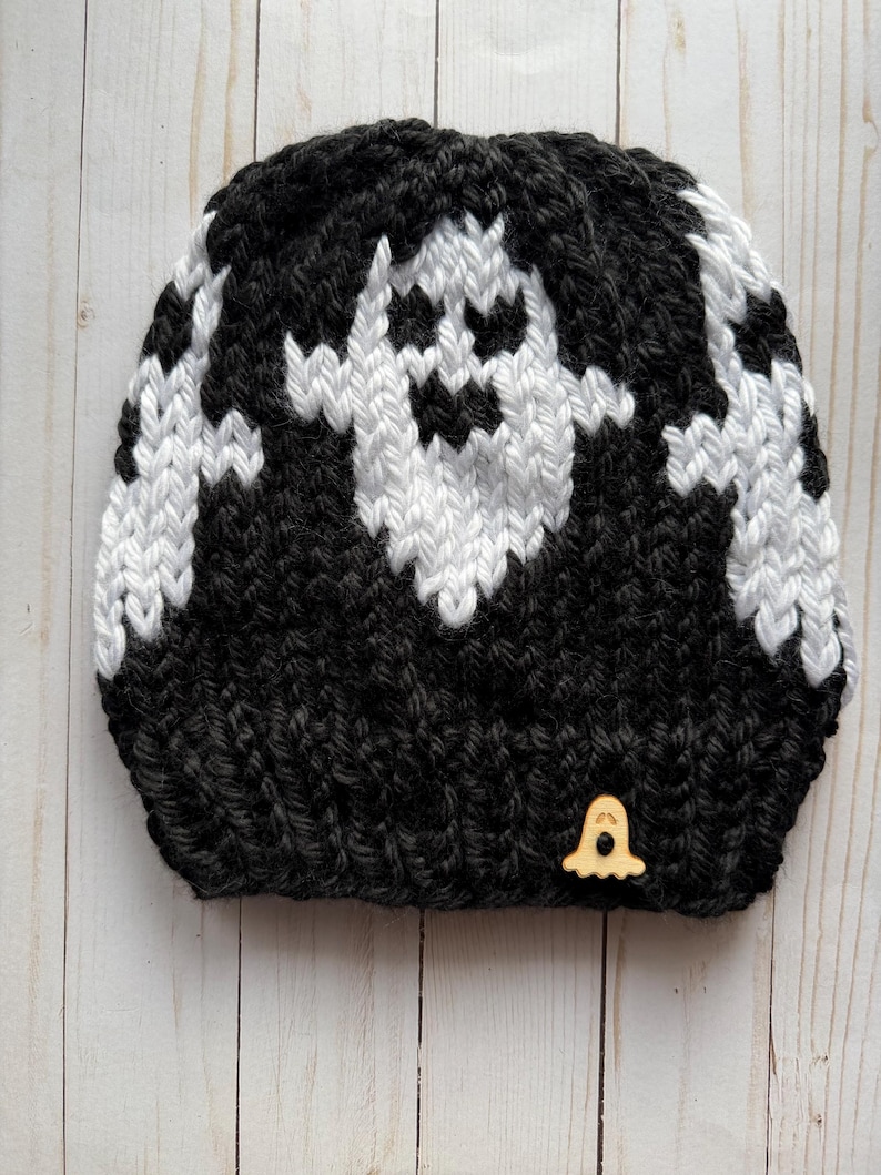 Handgebreide spookmuts: zwart-witte Halloweenmuts met pompon adult NO POM