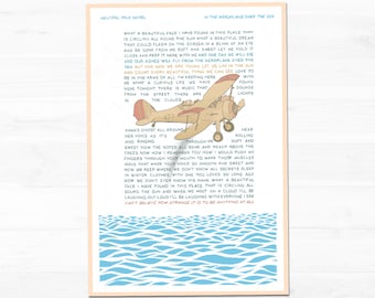 Może przedstawiać: Ilustracja w stylu vintage małego samolotu lecącego nad błękitnym oceanem. Ilustracja jest uzupełniona wierszem o pięknej twarzy znalezionej w miejscu, które krąży wokół słońca. Wiersz zawiera tekst "In the Aeroplane Over the Sea" i "Neutral Milk Hotel".