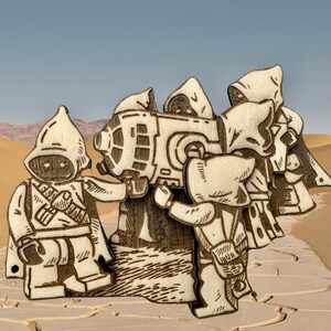 Pode incluir: Um grupo de cinco figuras de madeira, cada uma com uma túnica com capuz, está em uma paisagem desértica. Uma figura está segurando uma grande arma de madeira detalhada. As figuras são esculpidas em um estilo detalhado e têm um visual rústico e vintage.