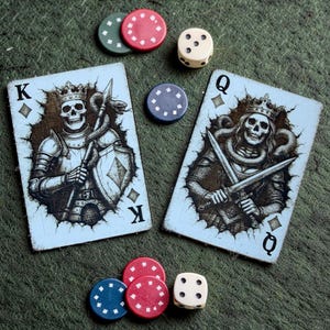 Apliques de madeira gravados a laser com o Rei e a Rainha de Ouros