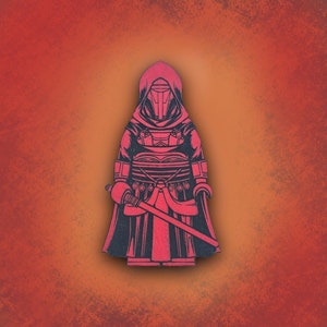 Może przedstawiać: Czerwono-czarna minifigurka Lego postaci z Gwiezdnych Wojen, ubrana w szatę z kapturem i trzymająca miecz świetlny.