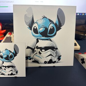 以下が含まれることがあります： ディズニー映画リロ＆スティッチの青いスティッチのキャラクターが、スターウォーズの白いストームトルーパーのヘルメットを持っています。画像はデジタルイラストです。