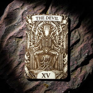 Xenomorph "Der Teufel" Laser-Gravierter Tarotkarten Aufnäher aus Holz."