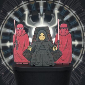Pode incluir: Recorte de madeira com um personagem de capa preta sentado em um trono, ladeado por dois guardas vermelhos com sabres de luz. O fundo tem um design circular e futurista.
