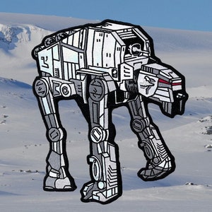 Può includere: Un'illustrazione dettagliata di un AT-AT walker del franchise di Star Wars, rappresentato in bianco e grigio. Il walker è in piedi su uno sfondo innevato.