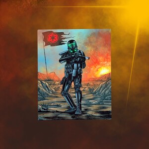 Op de afbeelding: Een zwart en groen gepantserd figuur staat in een woestijnlandschap met een rood-zwarte vlag op de achtergrond. Het figuur houdt een wapen vast en heeft een groen vizier. De achtergrond is een woestijnlandschap met een grote explosie in de verte.