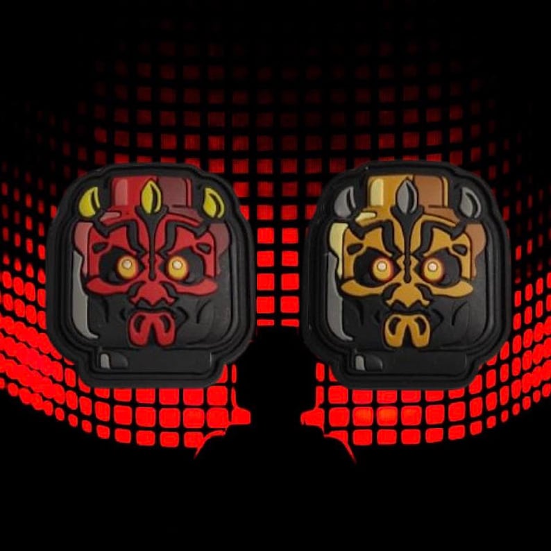 Pu&ograve; includere: Due toppe di personaggi di Star Wars nere e rosse. Le toppe sono di Darth Maul e il Generale Grievous. Le toppe sono su uno sfondo rosso e nero.