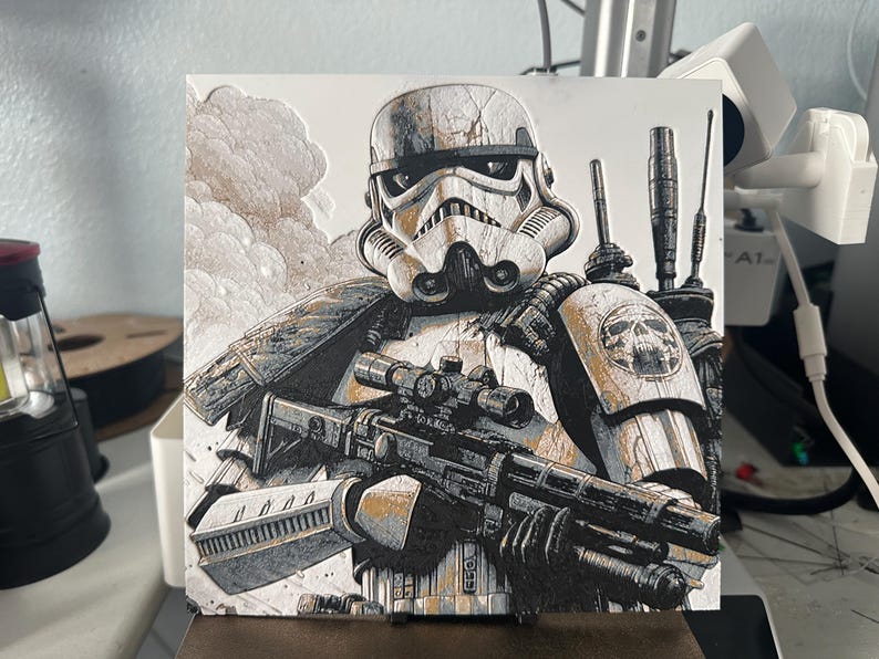 Op de afbeelding: Een zwart-witte illustratie van een Stormtrooper uit Star Wars. De Stormtrooper draagt een verweerde helm en pantser en houdt een blastergeweer vast. De achtergrond is een bewolkte, grijze lucht.