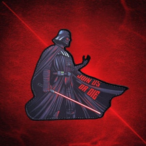Op de afbeelding: Een geborduurde patch in zwart en grijs met Darth Vader uit Star Wars. De patch heeft een zwarte achtergrond met een rood lichtzwaard en de tekst "Join Us Or Die".